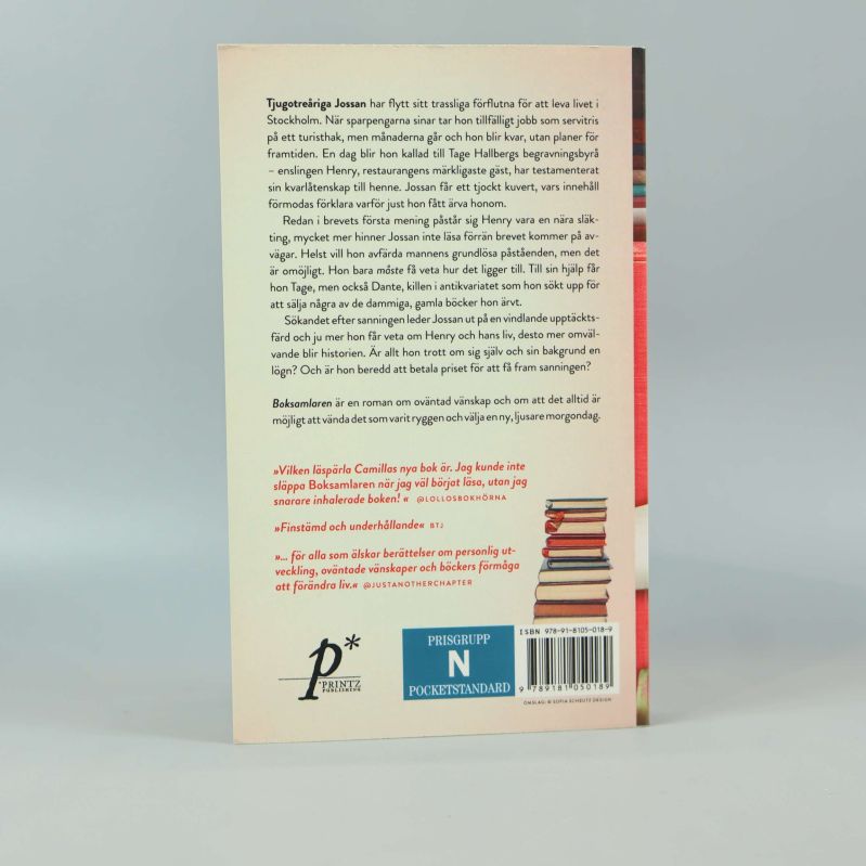 Baksidan av Boksamlaren med beskrivning, citat och ISBN-nummer