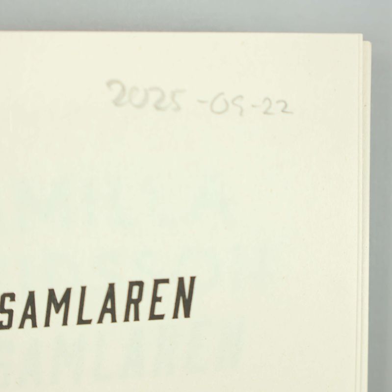 Närbild på sidan med handskrivet datum och boktitel Boksamlaren