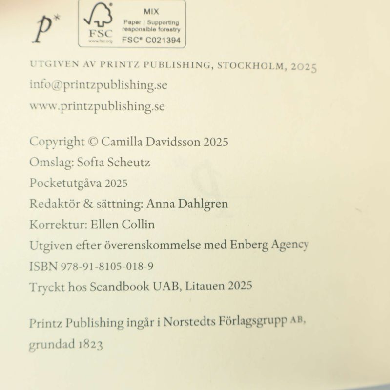 Närbild på copyright- och utgivningssida med ISBN och tryckår
