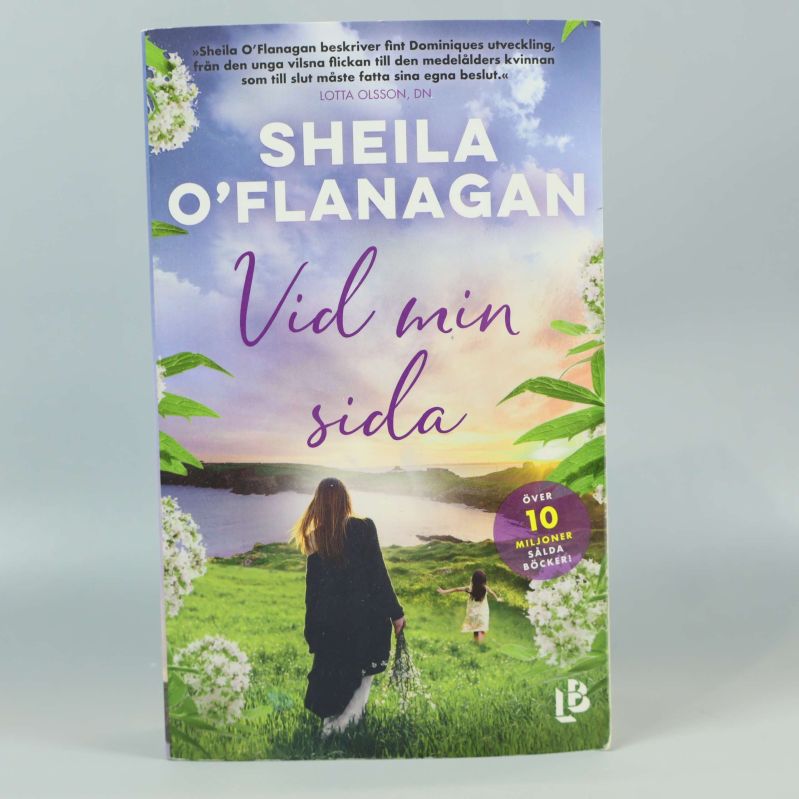 Framsidan av boken Vid min sida av Sheila O'Flanagan med naturmotiv