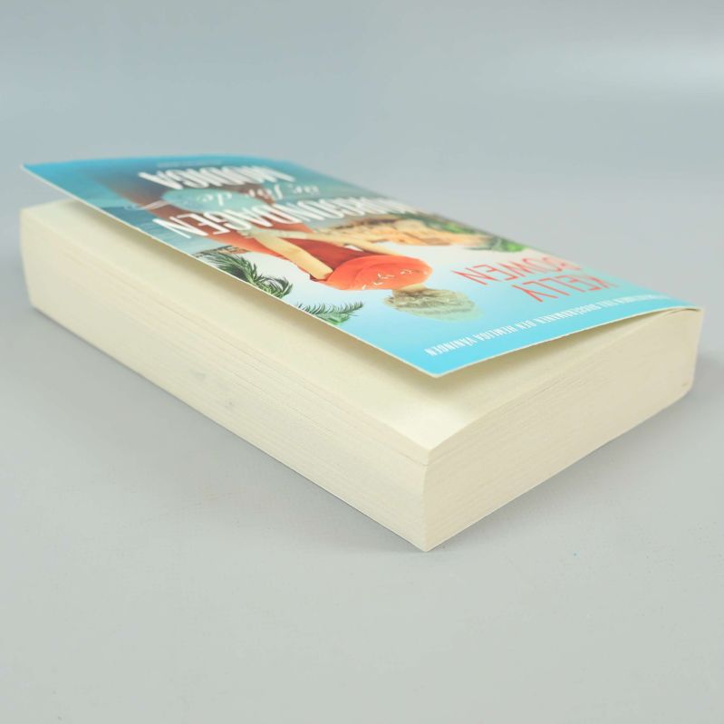 Perspektivvy av boken som visar tjocklek och pocketformat