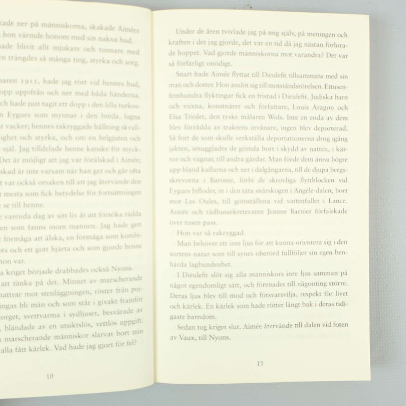 Uppslagna sidor som visar textinnehåll i boken