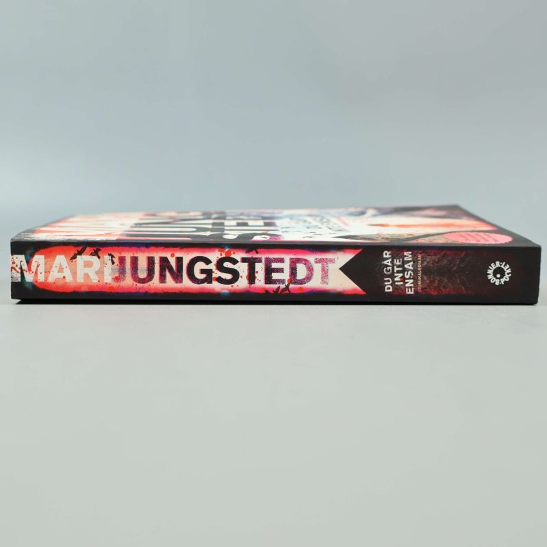 Bokrygg med texten Mari Jungstedt och Du går inte ensam