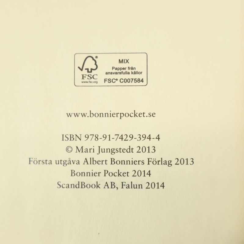 Detaljbild på inlaga med ISBN och utgivningsår