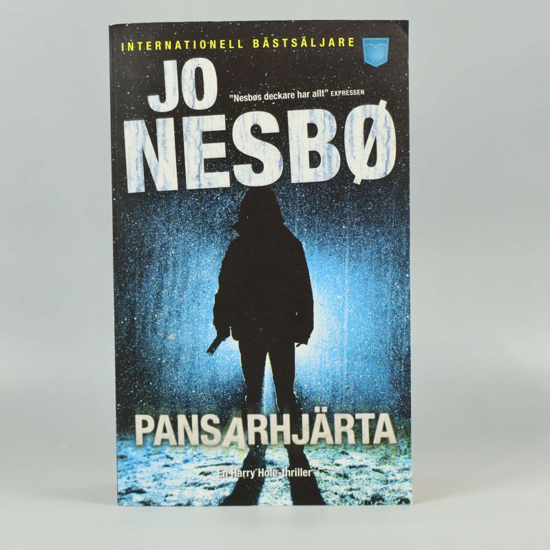 Framsida av boken Pansarhjärta av Jo Nesbø med blått omslag och silhuett