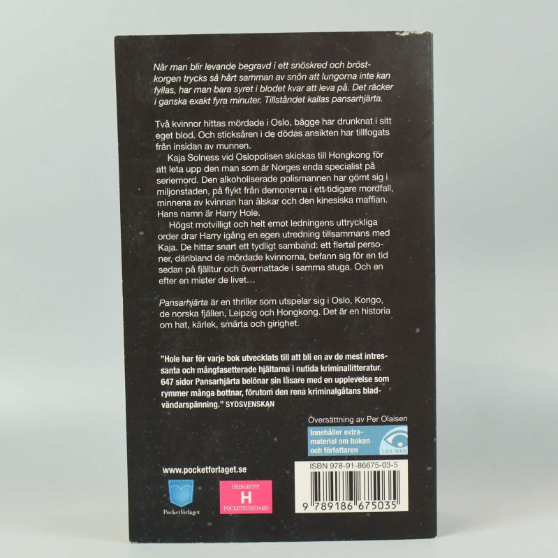 Baksida av boken Pansarhjärta med sammanfattning och ISBN-nummer