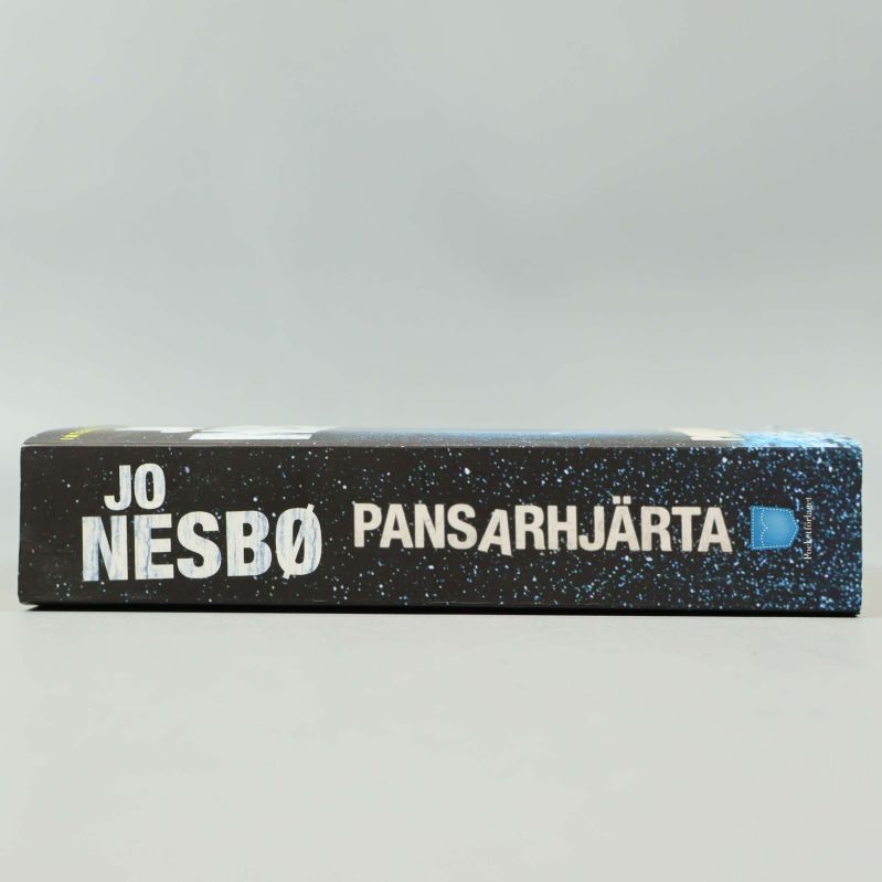 Bokrygg på Pansarhjärta av Jo Nesbø med tydlig titel och författarnamn