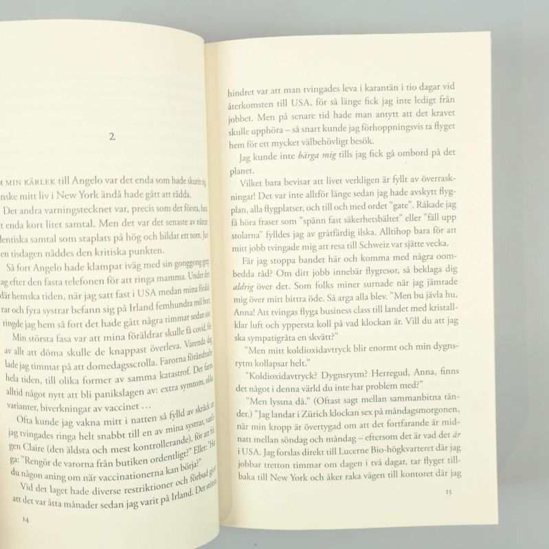 Uppslag från boken Alla underbara misstag, visar text på svenska
