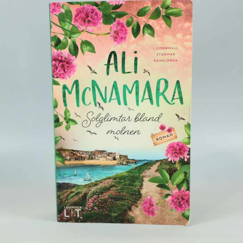 Framsida på boken Solglimtar bland molnen med blommigt omslag