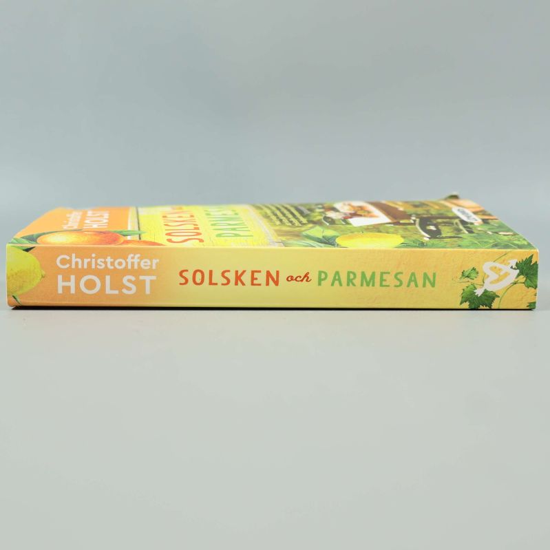 Ryggen av Solsken och parmesan med titel och författarens namn