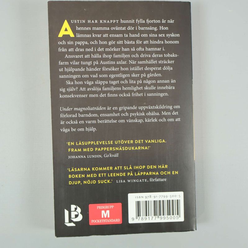 Baksidan av Under magnoliaträden med sammanfattning och ISBN-nummer