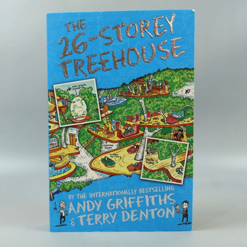 Framsidan av boken The 26-storey Treehouse med färgglad illustration