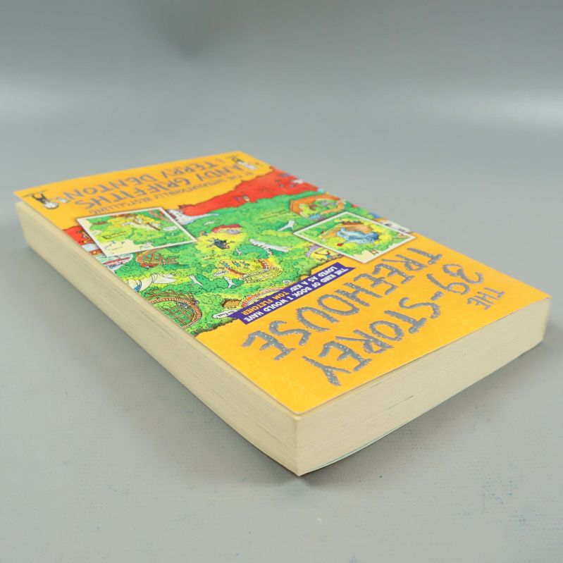 Boken The 39-storey treehouse liggandes i vinkel, visar bokens tjocklek och sidor