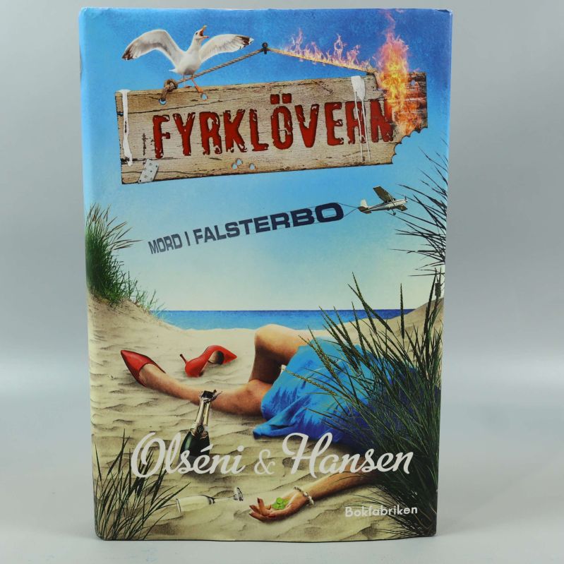Framsida av boken Fyrklövern, färgglad strandscen och brinnande skylt