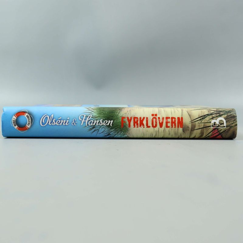 Bokrygg Fyrklövern med Olséni & Hansens namn och röd titel