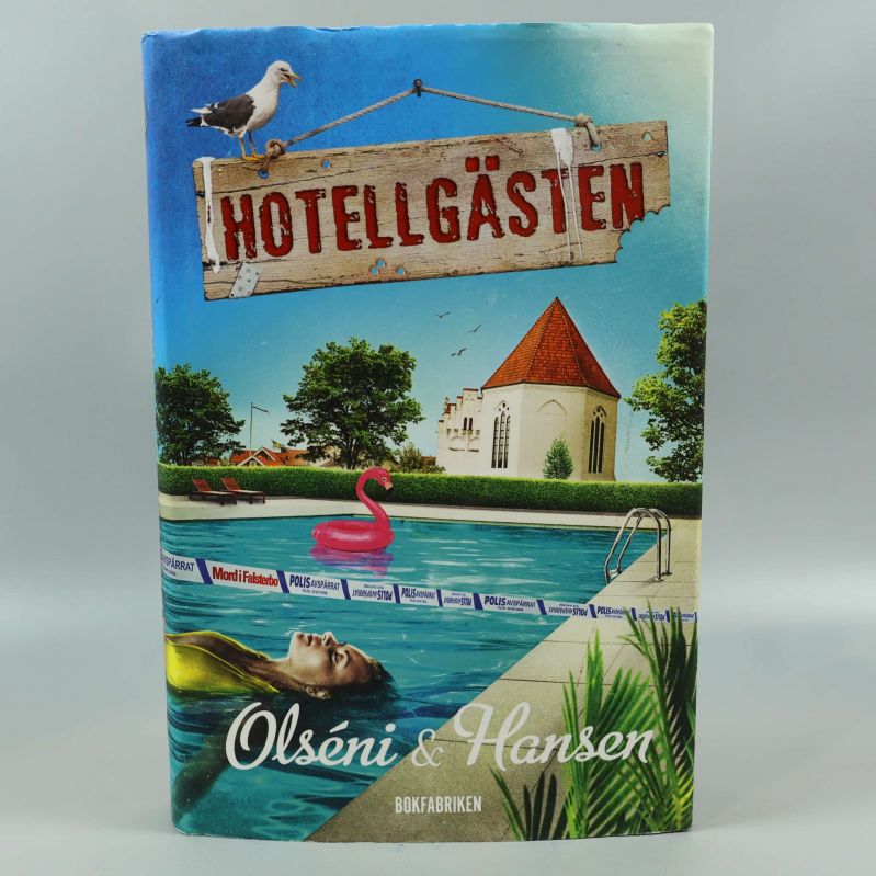 Framsida av boken Hotellgästen med pool, kyrka och rosa flamingo