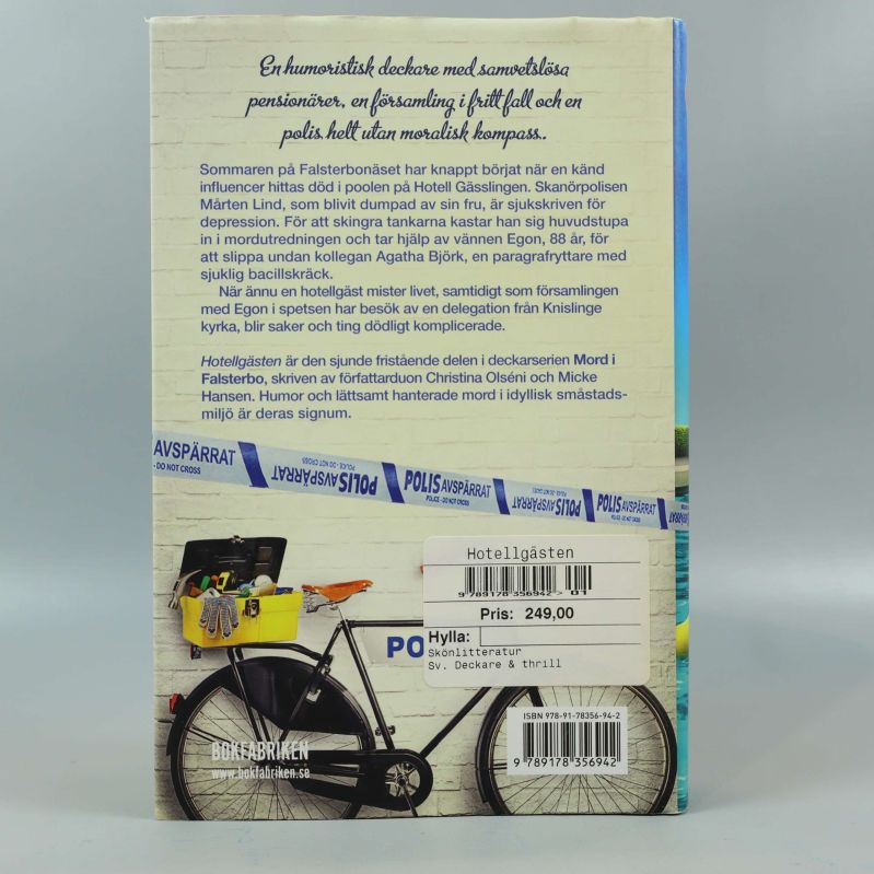 Baksida av boken Hotellgästen med beskrivning och cykelmotiv