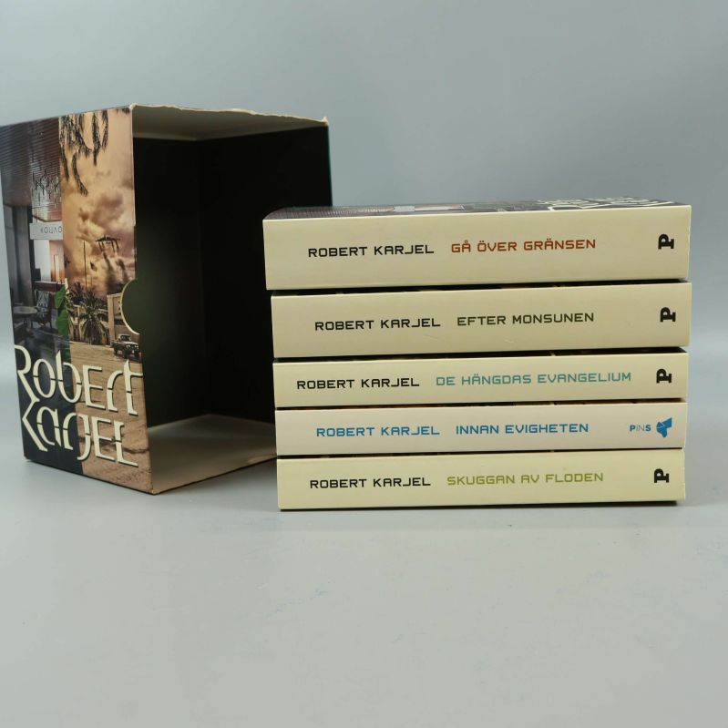 Box och staplade böcker av Robert Karjel i pocketformat