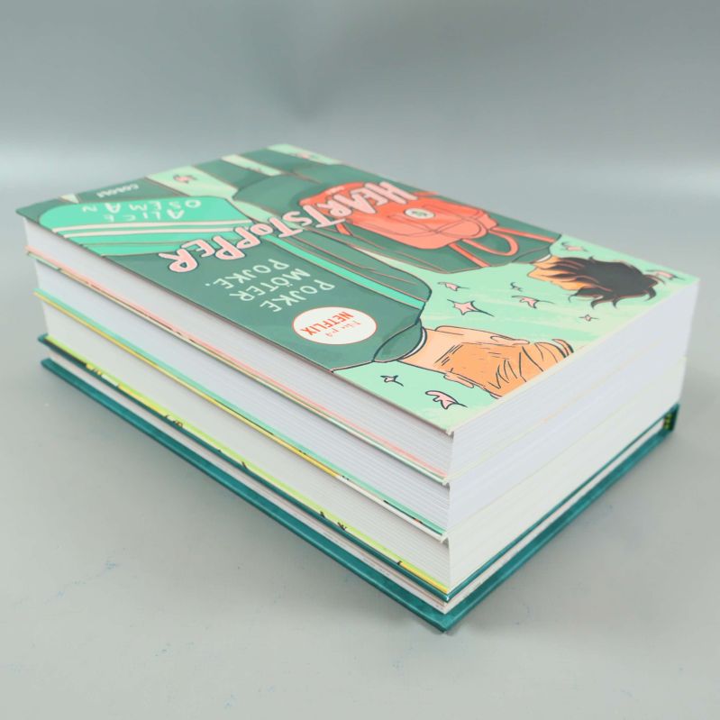 Staplad hög med fyra Heartstopper-böcker