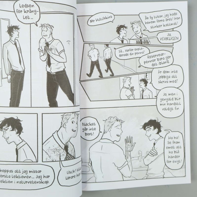 Svartvit seriesida ur Heartstopper med dialog mellan två tonårspojkar