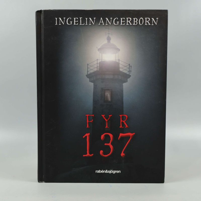Framsida av boken Fyr 137 med mörk bakgrund och upplyst fyr