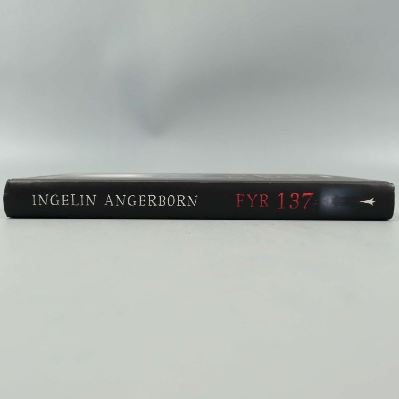 Bokrygg med Ingelin Angerborn och Fyr 137 i vit och röd text