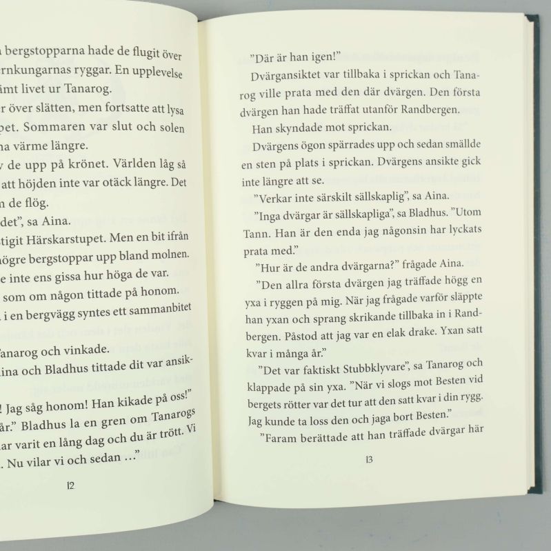 Uppslag med text från en av böckerna i Legenden om Tann