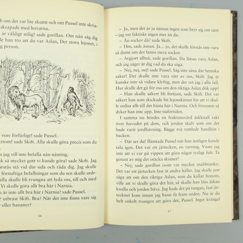 Uppslag ur Narnia-bok med svensk text och illustration av djur i skog