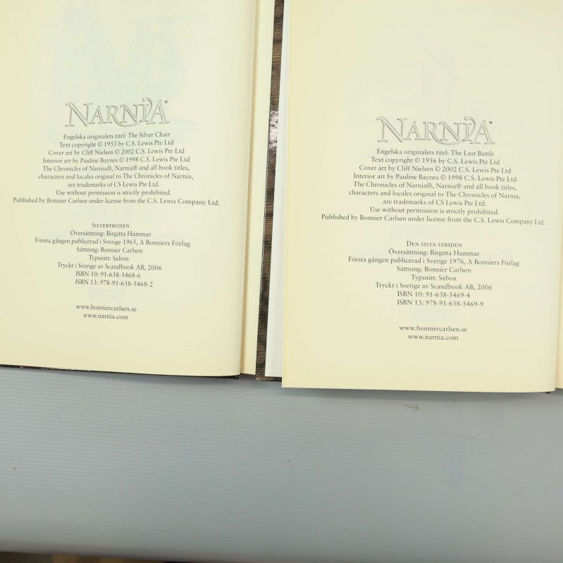 Första uppslaget i båda Narnia-böckerna med titel, copyright och ISBN