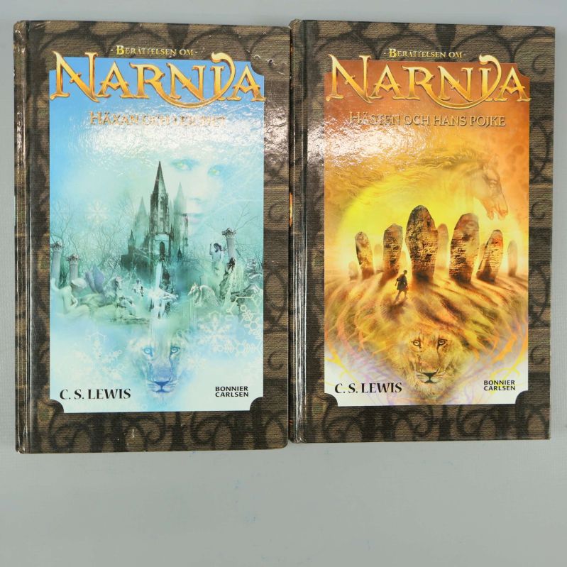 Två böcker med Narnia-omslag: Häxan och lejonet samt Hästen och hans pojke