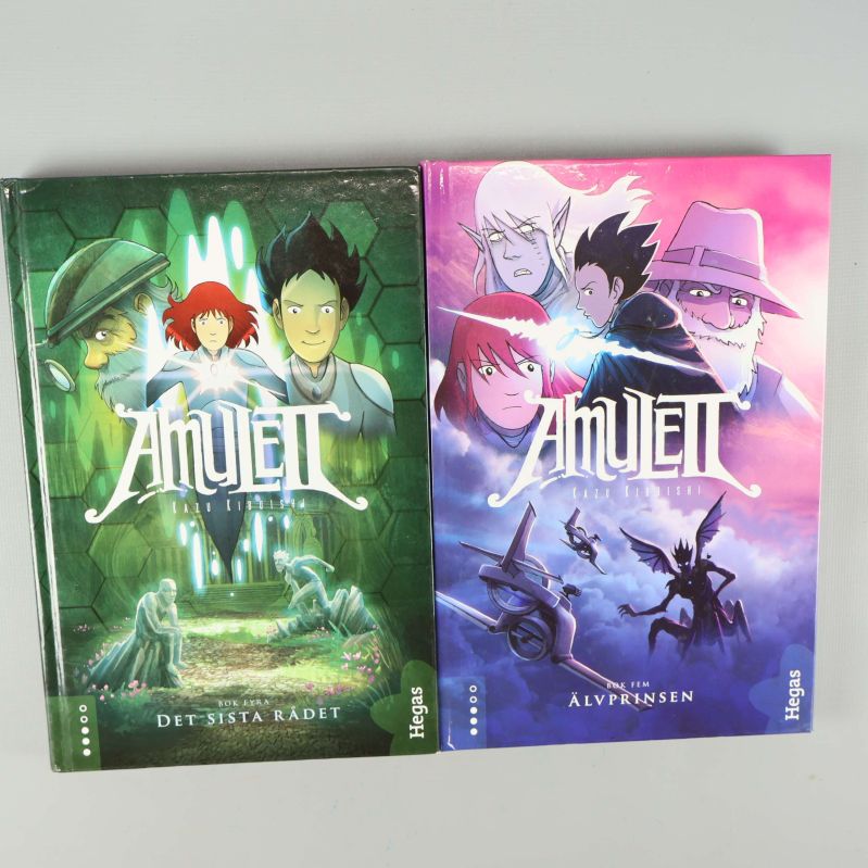 Två böcker ur Amulett-serien, del fyra och fem, med färgstarka omslag