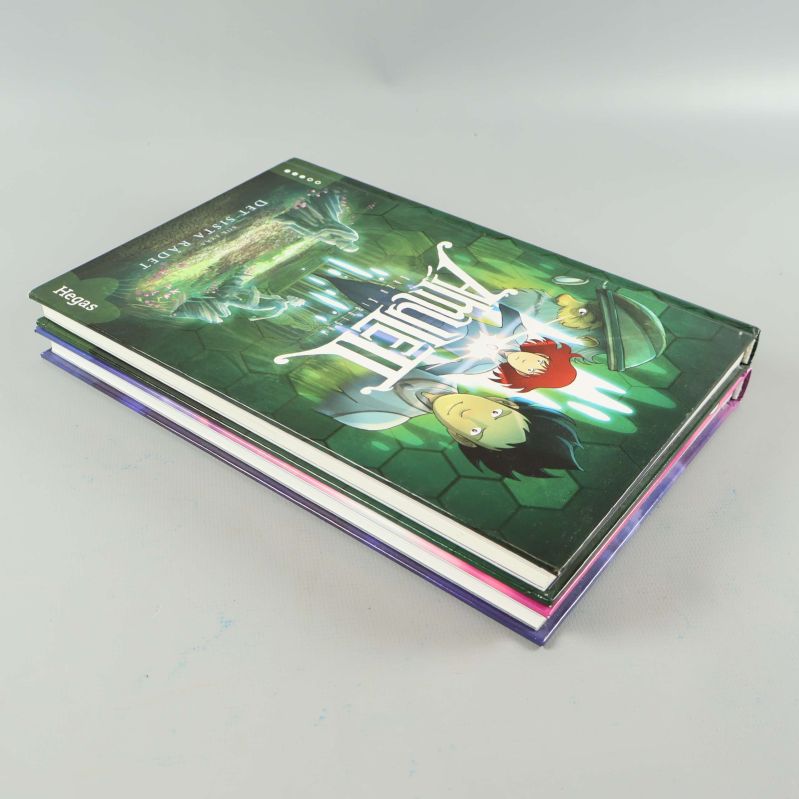 Bokpaket med Amulett del fyra och fem staplade på varandra