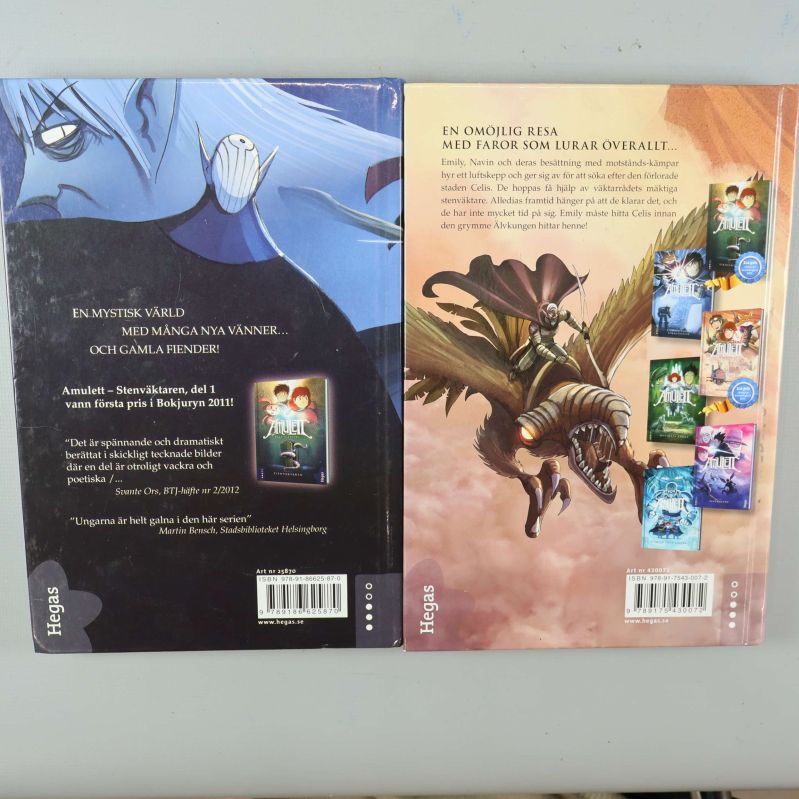 Baksida av Amulett bok 2 och 3 med bilder och text om böckerna