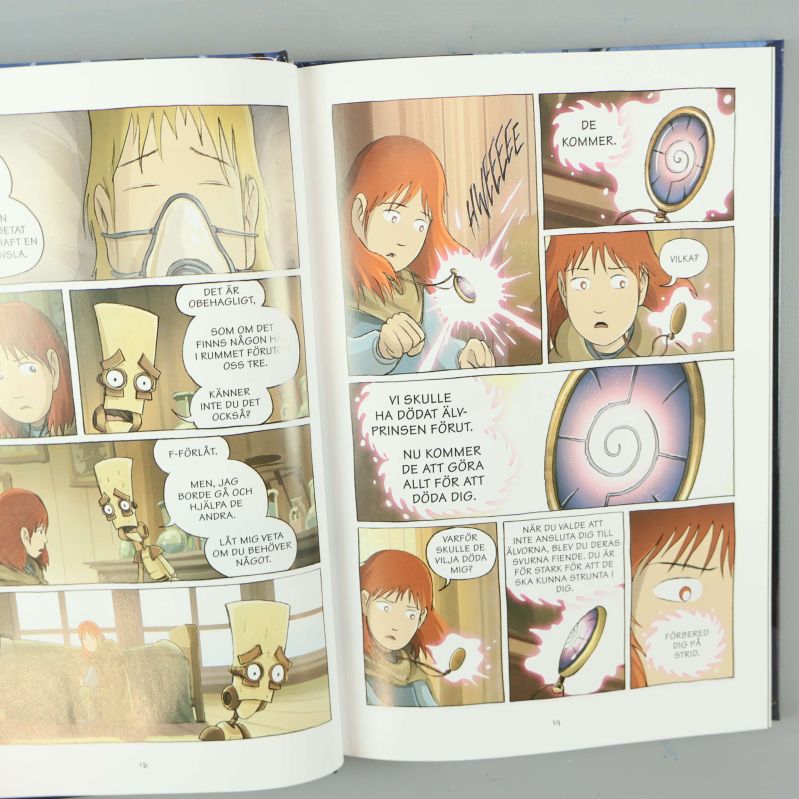 Färgstarka seriesidor ur Amulett med dialog mellan karaktärer