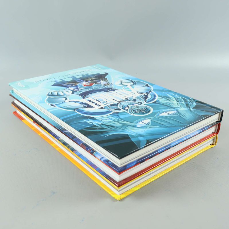 Tre Amulett-böcker staplade snett med omslag synliga