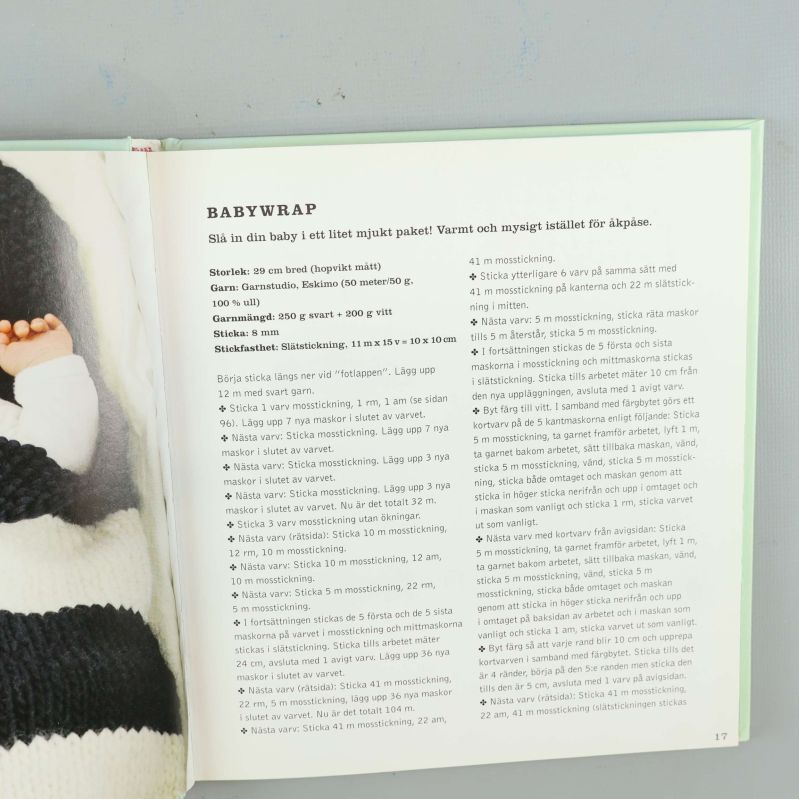 Sida ur Sticka till babyn med beskrivning av babywrap och stickmönster