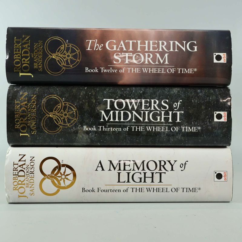 Bokryggar på The Gathering Storm, Towers of Midnight och A Memory of Light staplade