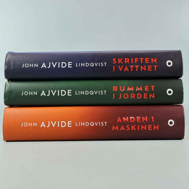 Ryggar på tre böcker av John Ajvide Lindqvist visar titlar och färger