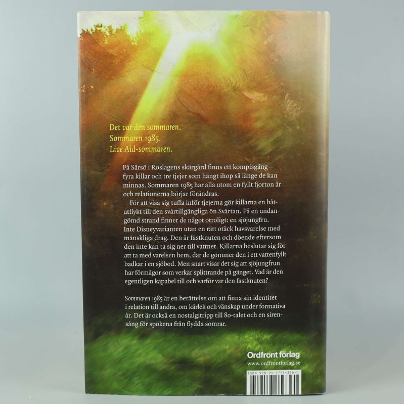 Baksida av Sommaren 1985 med beskrivande text och ISBN-nummer