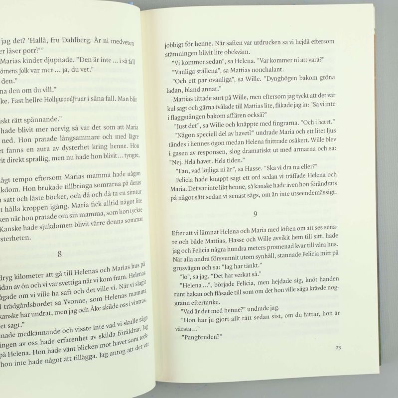 Uppslag inuti boken med löpande text i svart på vit bakgrund