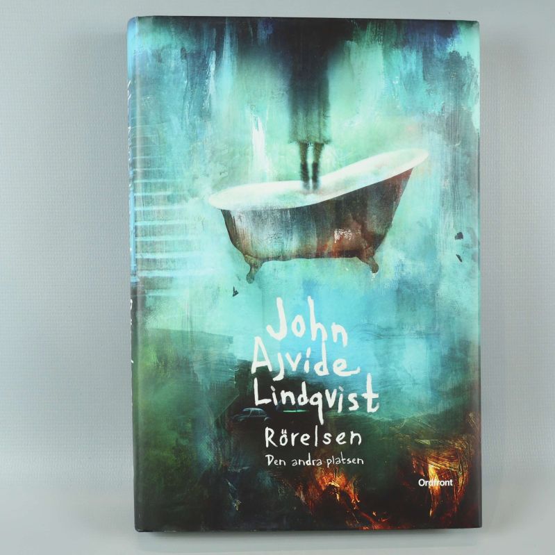 Framsida av boken Rörelsen av John Ajvide Lindqvist med badkar och konstnärliga färger