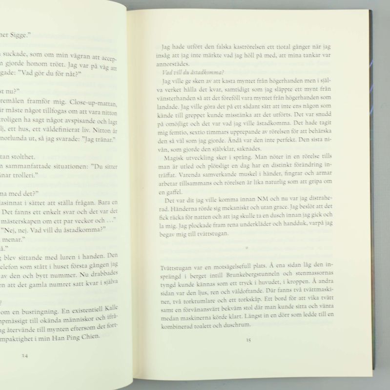 Uppslag med två inre sidor ur boken Rörelsen med svensk text