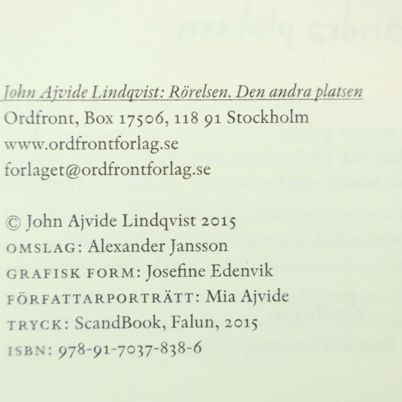 Närbild av utgivningsinformation och ISBN 978-91-7037-838-6 i boken Rörelsen