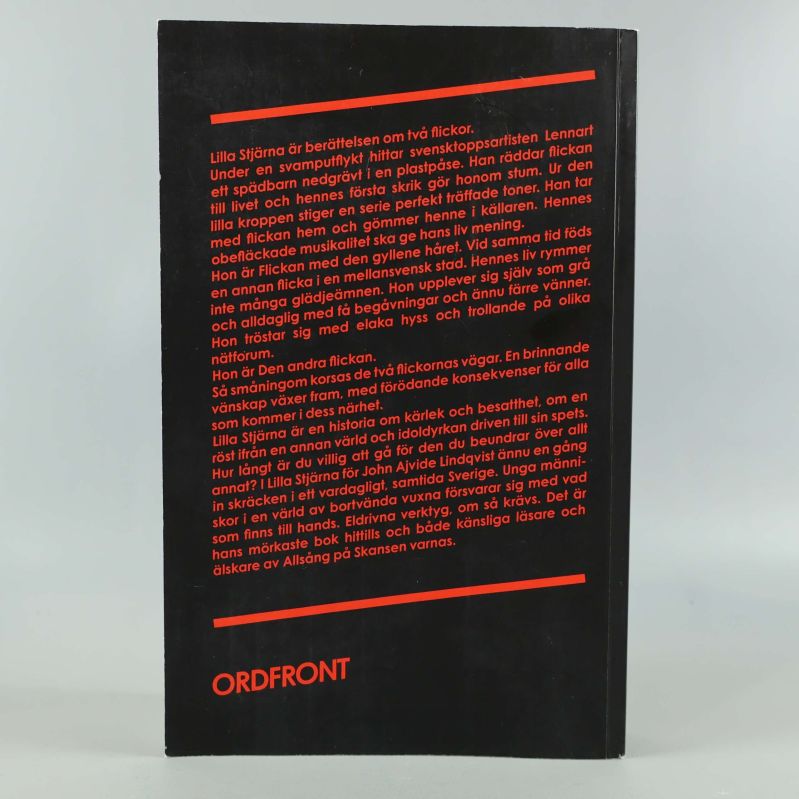 Baksidan på boken Lilla Stjärna med röd text mot svart bakgrund