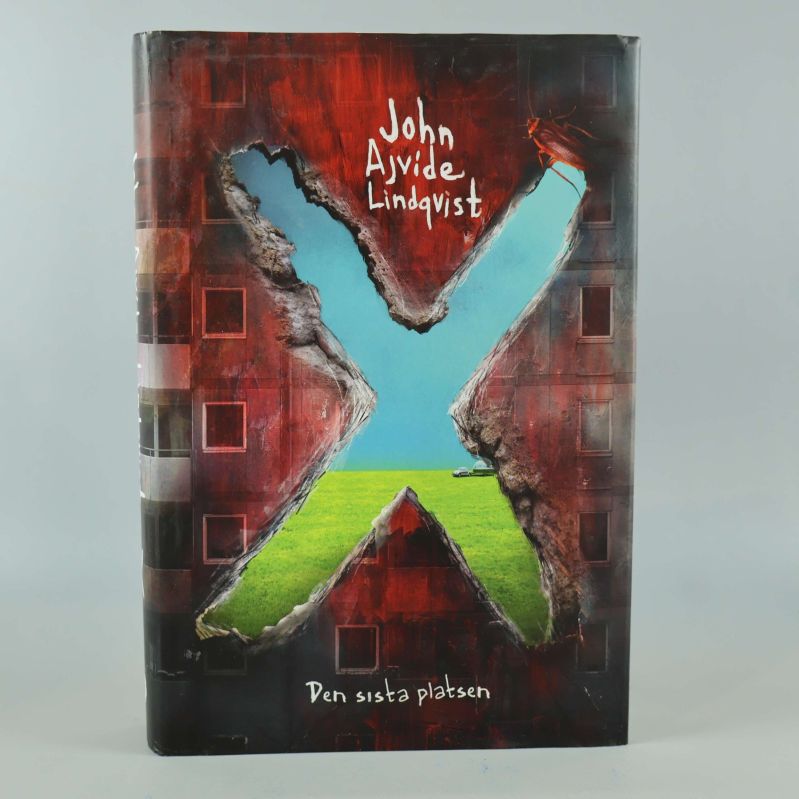 Framsida av boken X: Den sista platsen av John Ajvide Lindqvist med färgstark X-symbol