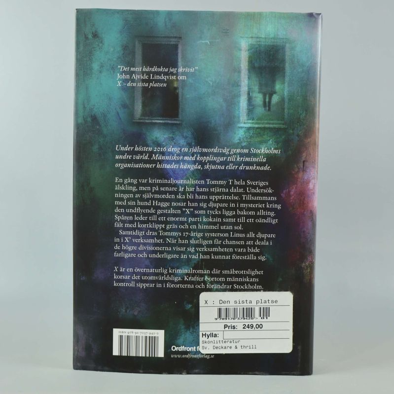 Baksida av boken X: Den sista platsen med beskrivning och ISBN