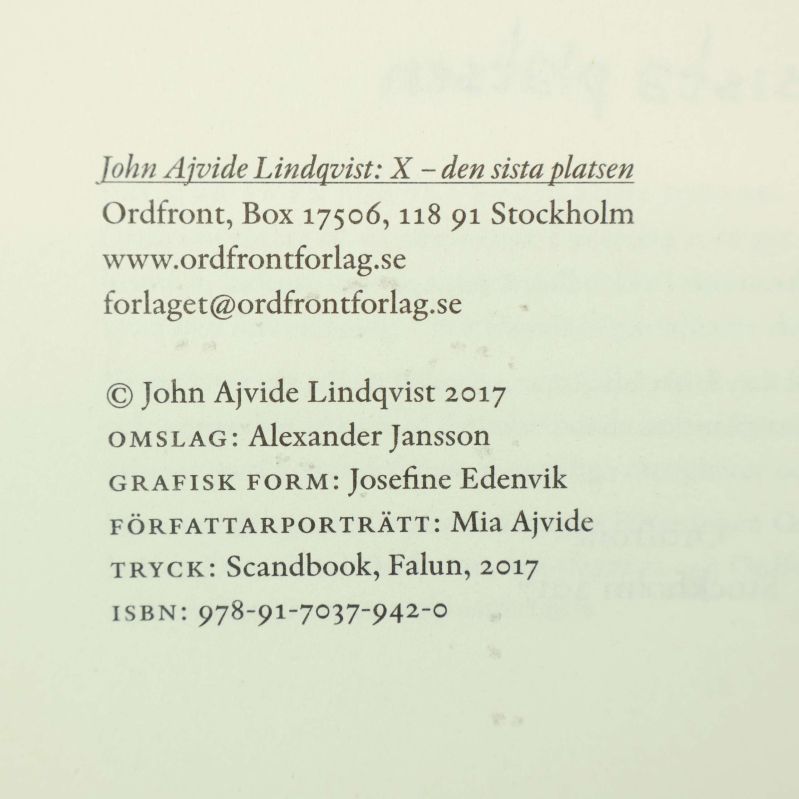 Inlaga med utgivningsinformation och ISBN till X: Den sista platsen