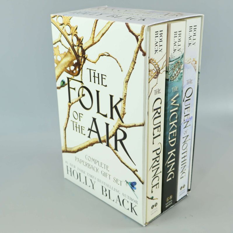 Box-set med tre böcker i The Folk of the Air-serien av Holly Black, visad snett framifrån