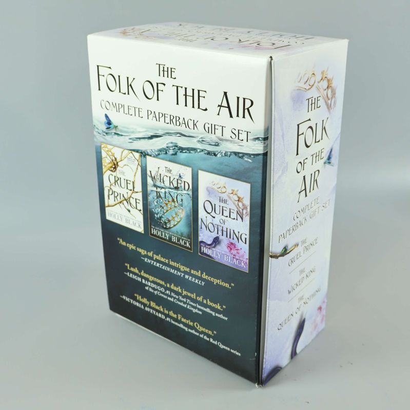 Baksidan av box-set The Folk of the Air med omslagsbilder på varje bok