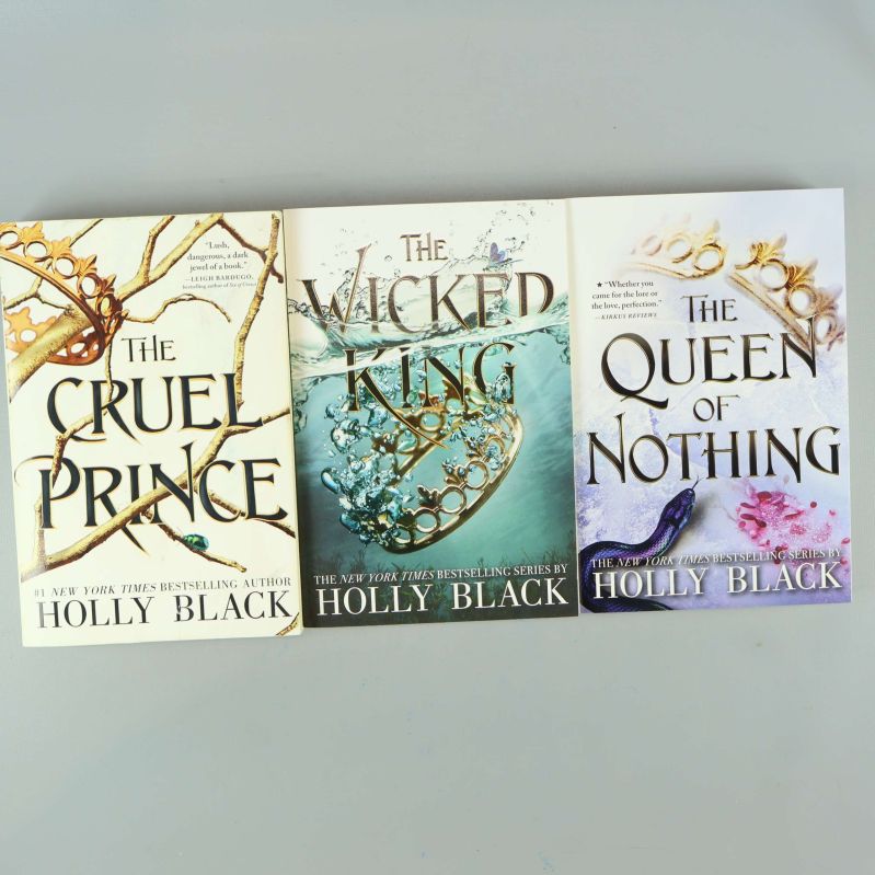 Framsidor på böckerna The Cruel Prince, The Wicked King och The Queen of Nothing